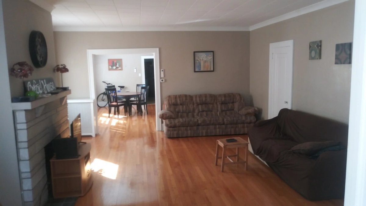 Oxford House - Mariposa - Image 2 of 3