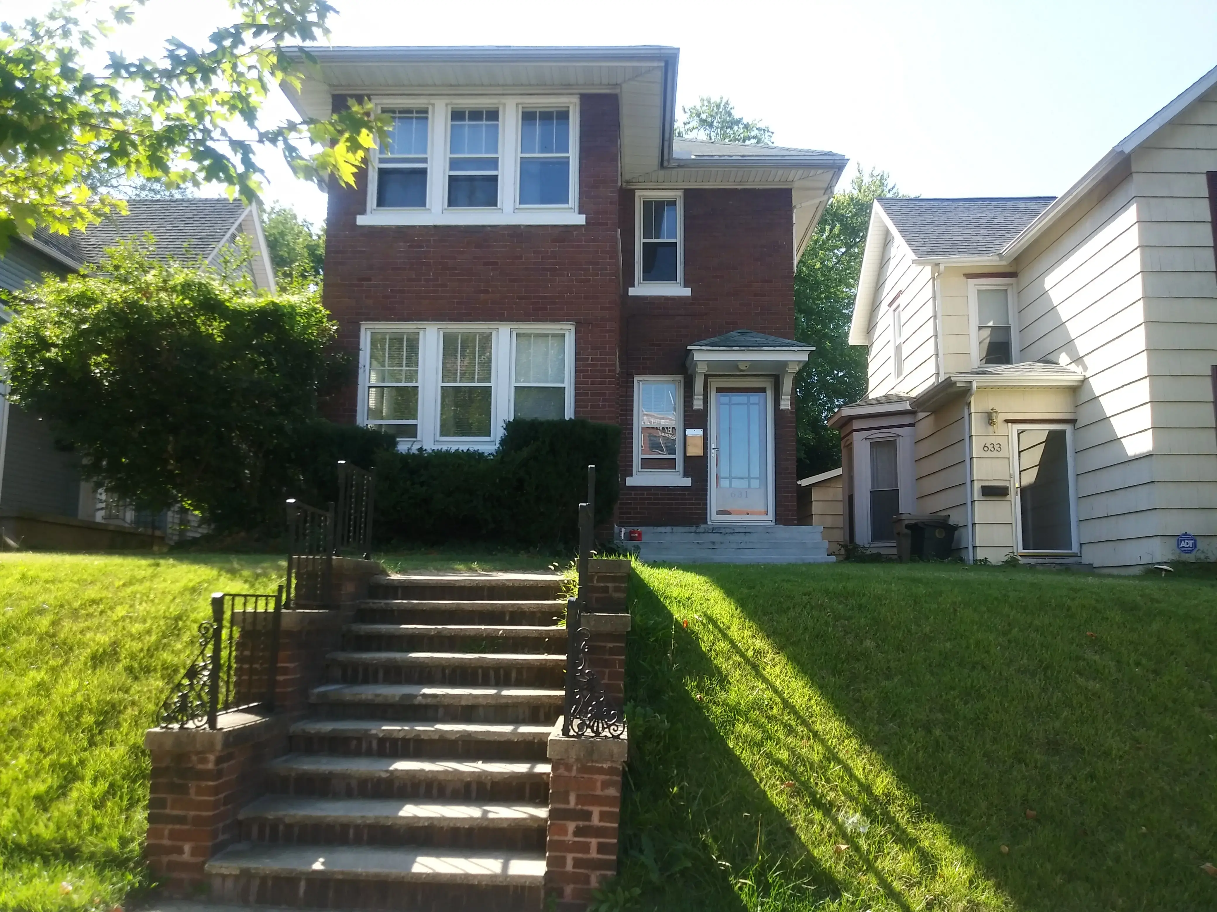 Oxford House - Mariposa - Image 1 of 3