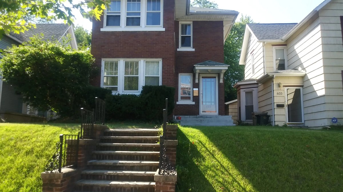 Oxford House - Mariposa - Image 1 of 3